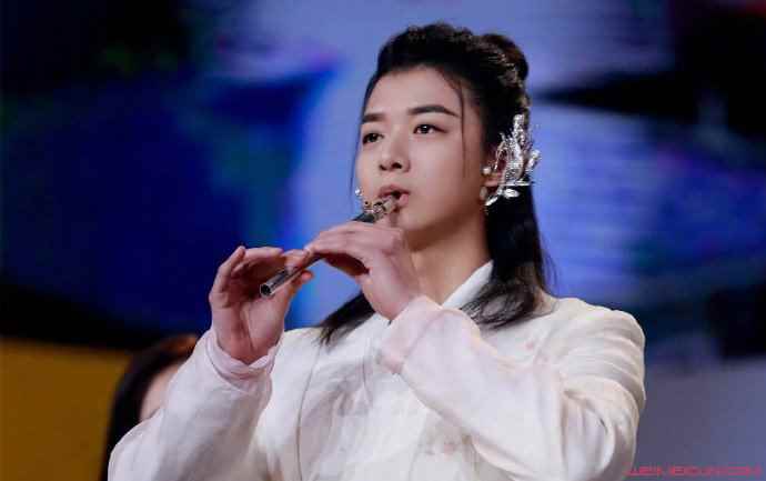 霍尊打哈欠下巴脱臼 现场画面及详情曝光心疼又好笑